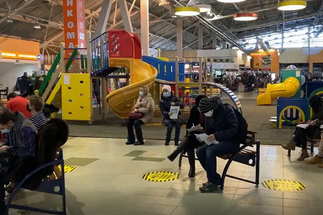 В Екатеринбурге с завтрашнего дня прививку от коронавируса можно будет поставить в ТЦ