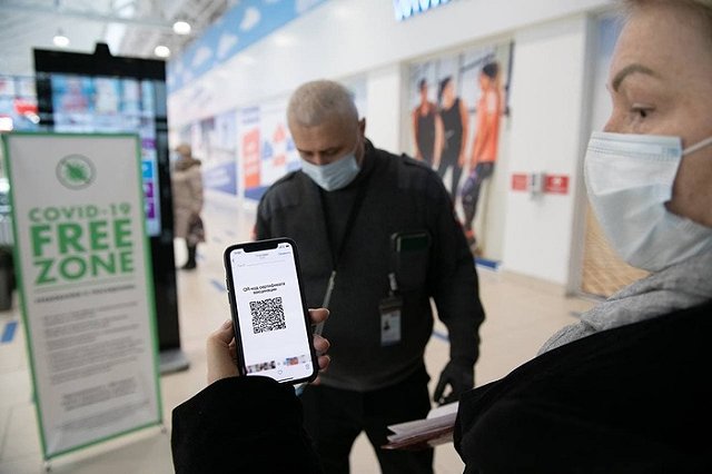 Уральцы без QR-кода попытались прорваться в ТЦ