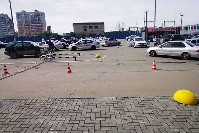 «Мицубиси Лансер» сбил подростка-велосипедиста на парковке ТЦ в Екатеринбурге