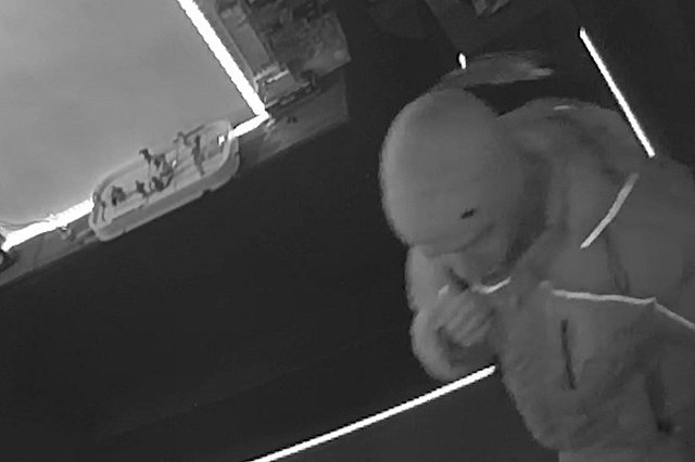 В центре Екатеринбурга обнесли кальянную, а затем выставили товар на продажу