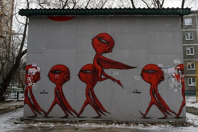 «Тронете гнездо, будете прокляты». На Уралмаше жилой дом заселили птицы