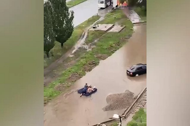 Свердловчане устроили заплыв в луже на надувном матрасе