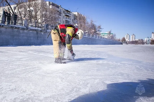 Рыбак утонул, провалившись под лед в Кургане