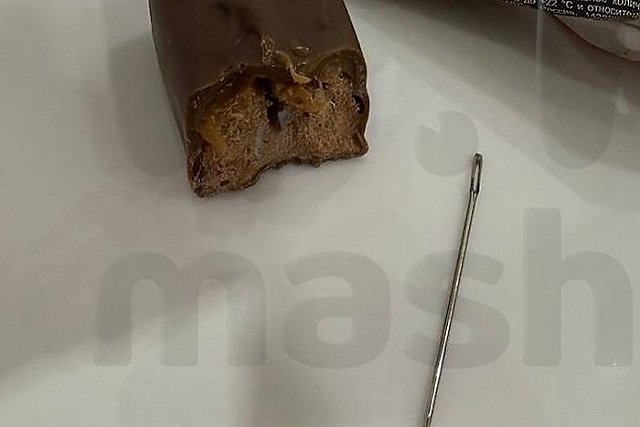 В Калуге школьница угостила одноклассницу шоколадным батончиком со швейной иглой