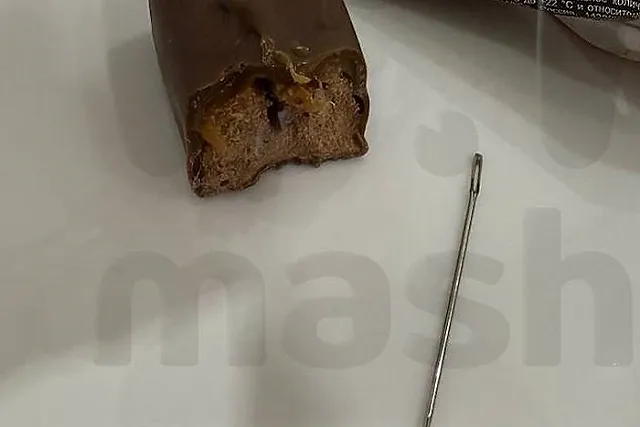 В Калуге школьница угостила одноклассницу шоколадным батончиком со швейной иглой