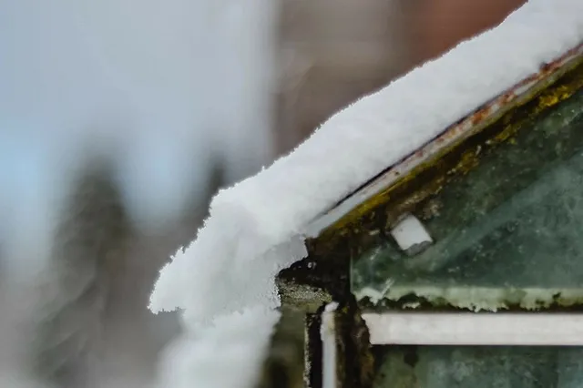 Ещё одного директора свердловской УК задержали за падение льда с крыши на коляску с младенцем