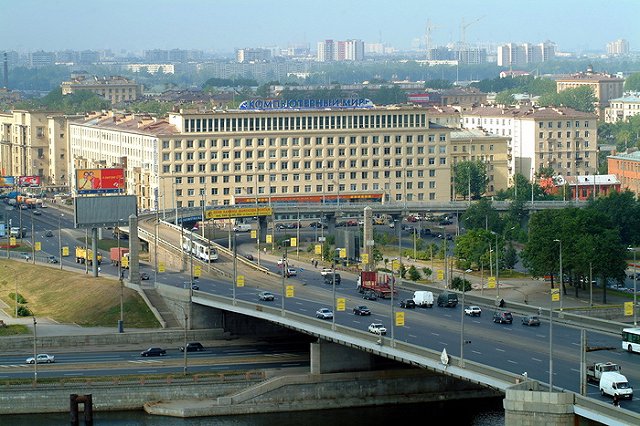 Мост в Петербурге развелся сам по себе и покалечил трех водителей