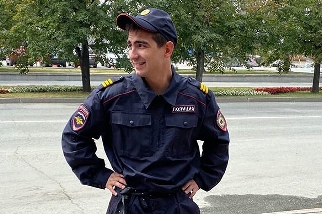 У сквера на Октябрьской площади задержали актера в форме полицейского