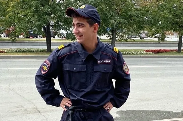 У сквера на Октябрьской площади задержали актера в форме полицейского