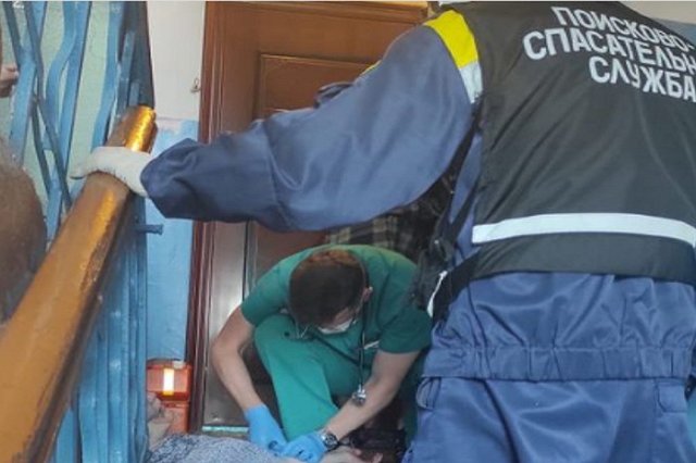 В Нижнем Тагиле женщина упала в подъезде и застряла между перилами