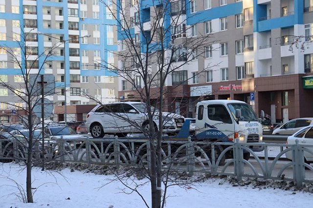 В одном из районов Екатеринбурга массово эвакуируют автомобили