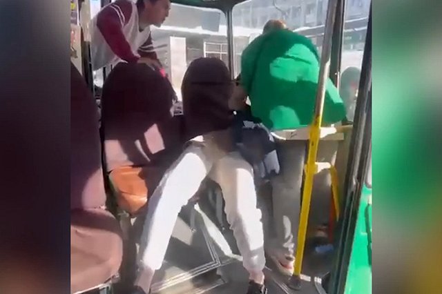 В Екатеринбурге пассажирка и кондуктор подрались из-за еды