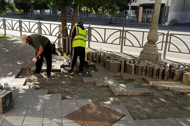 На Малышева снова стали перекладывать плитку
