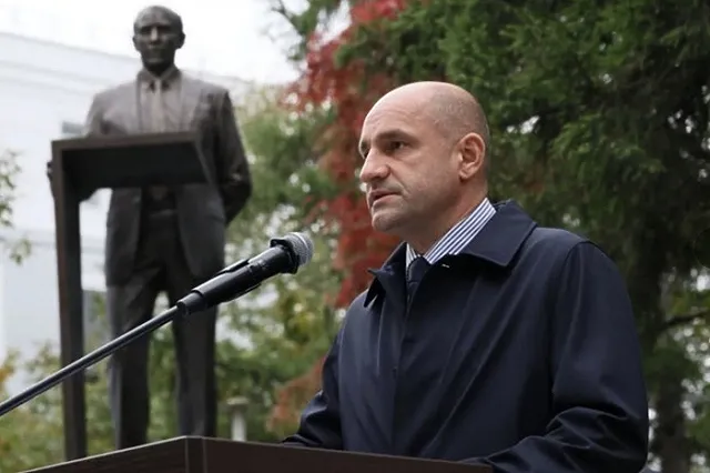 В центре Екатеринбурга собрались десятки статусных политиков