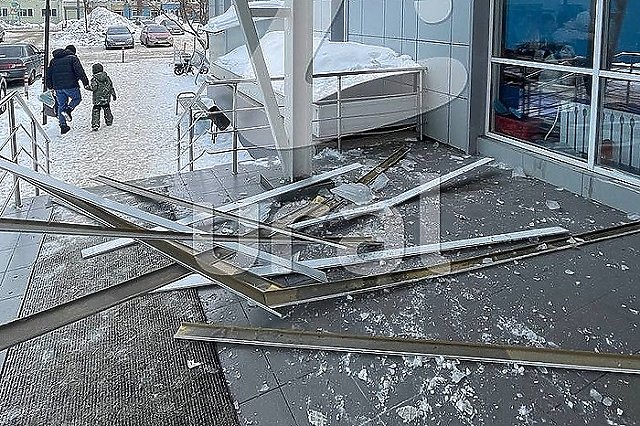 Обрушение козырька входа в бассейн УрФУ в Екатеринбурге «обросло» уголовным делом