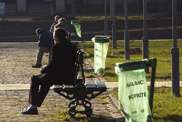 Во Франции скамейки огородили решеткой для борьбы с бездомными