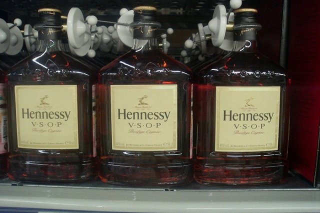 Трое школьников на Урале отравились алкоголем, отмечая начало каникул