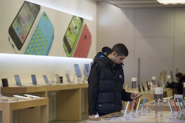 Директор образовательного центра выписал себе премий на 18 млн и айфон для сына