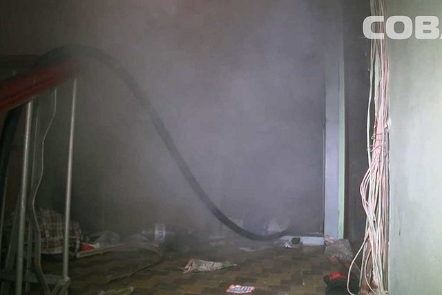 Екатеринбуржец погиб при пожаре в захламленной квартире