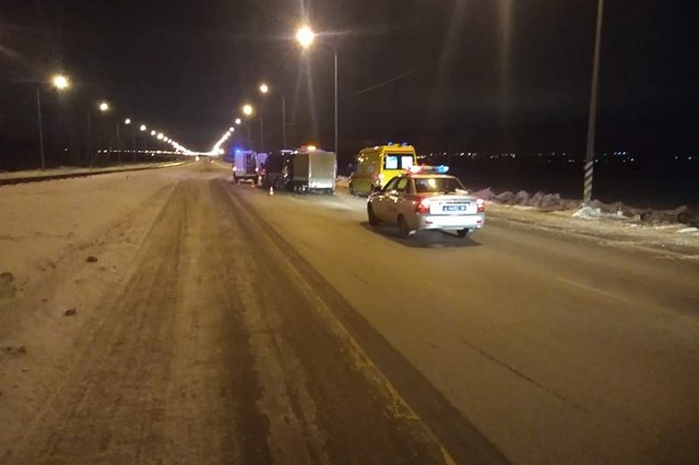 На Челябинском тракте микроавтобус на скорости врезался в снегоуборочную машину