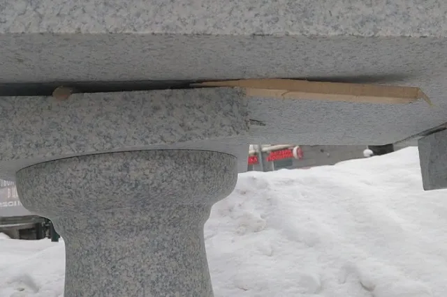 Раскрыта тайна щепки под гранитной балюстрадой в сквере у Оперного