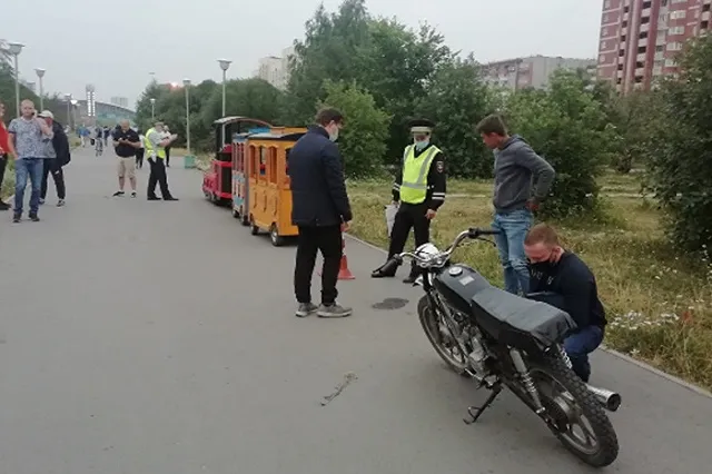 В Екатеринбурге трое ребят попали в больницу после ДТП с детским паровозиком