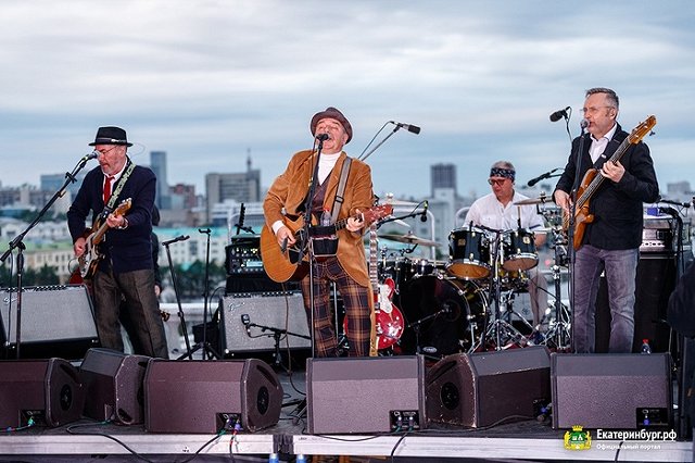 Концерт на крыше, квартира молодоженам, награждение медиков и праздничный фейерверк