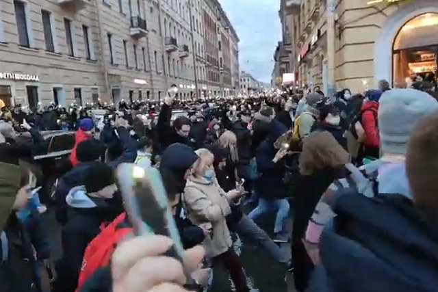Силовики заподозрили в участии в протестных акциях лжежурналистов и начали проверку удостоверений