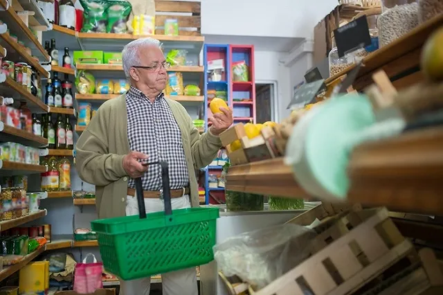 Выяснилась причина нехватки на участках продуктовых карточек для пенсионеров