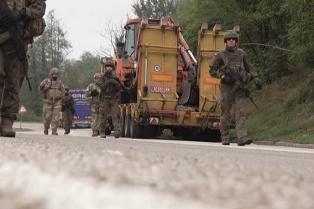 Миссия НАТО в Косово заявила о готовности вмешаться в конфликт с сербами