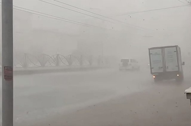 В Екатеринбурге во время ливня ветром унесло «Газель»