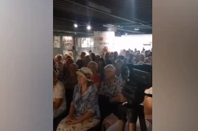 Что случилось? В «Высоцком» собралась толпа свердловчан