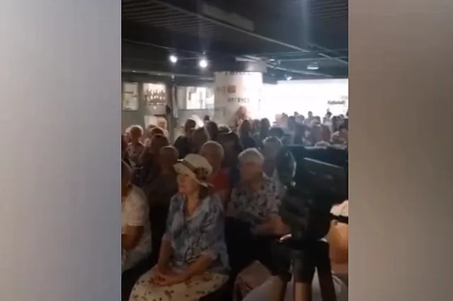 Что случилось? В «Высоцком» собралась толпа свердловчан