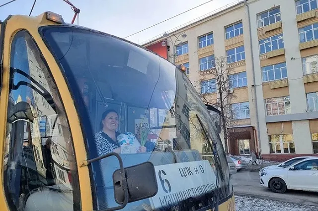 В Екатеринбурге оператор комплексов фотовидеофиксации и ГИБДД поздравили водителей «Гортранса»