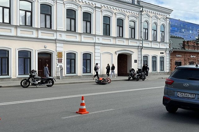 Увезла реанимация: в центре Екатеринбурга легковушка сбила байкера