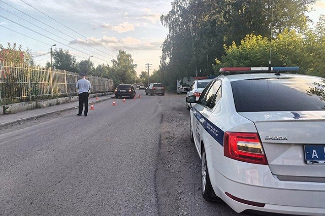 Водитель потерял очки, а затем и управление: в Берёзовском автомобиль сбил подростка на тротуаре