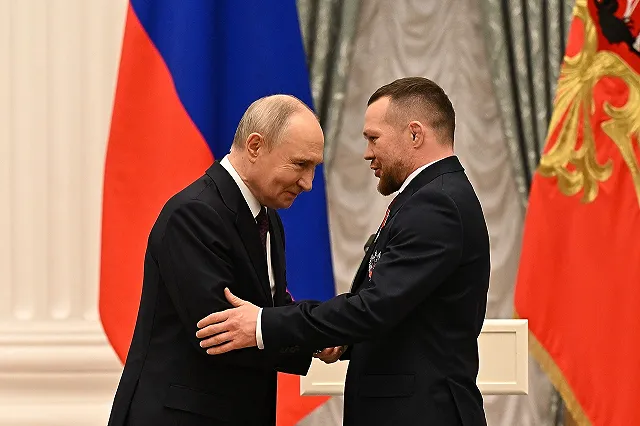 Путин наградил в Кремле чемпиона UFC Петра Яна и боксеров RCC (ФОТО)