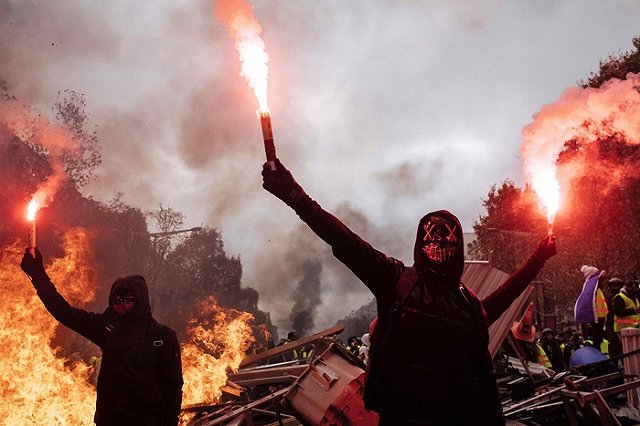 Накануне протестов во Франции нашли грузовик с бомбами и коктейлями Молотова