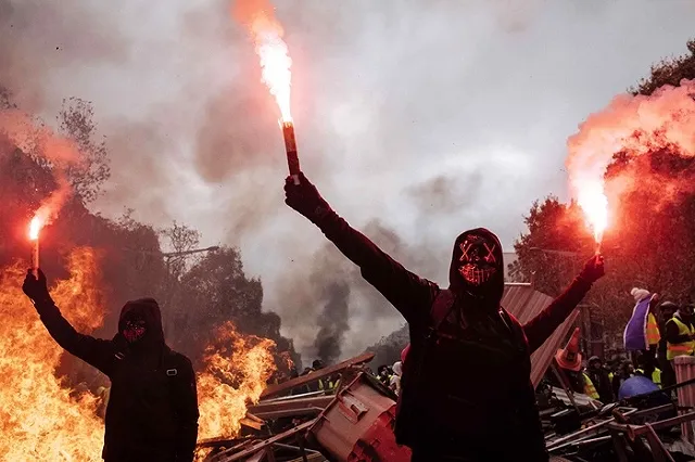 Накануне протестов во Франции нашли грузовик с бомбами и коктейлями Молотова