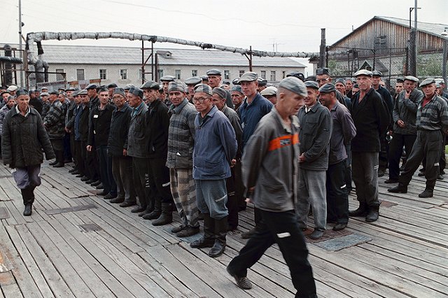 Сотрудников ФСИН обяжут извиняться перед заключенными