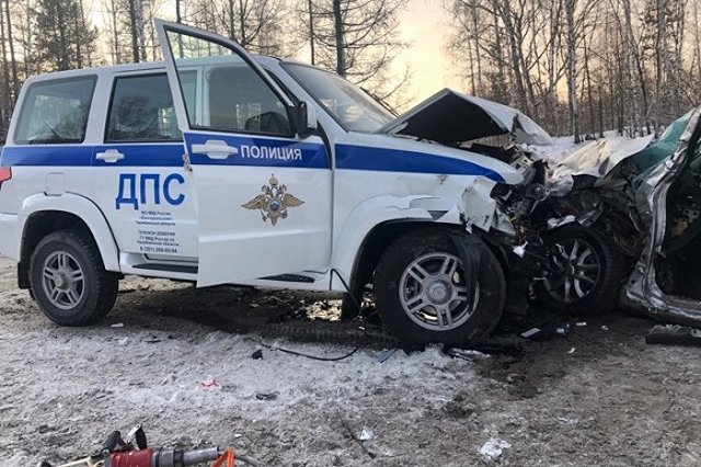 Полицейский подставил свой УАЗ под удар, чтобы спасти детей в автобусе