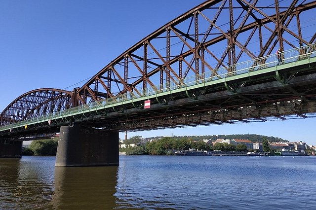 В Индии «человек-паук» грабит пассажиров, снимающих виды из окна мчащегося поезда