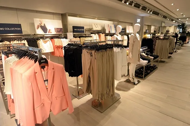 В России вдвое упали продажи одежды