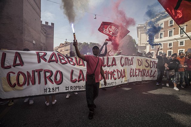 Тысячи итальянцев забросали яйцами посольство ФРГ и немецкие банки