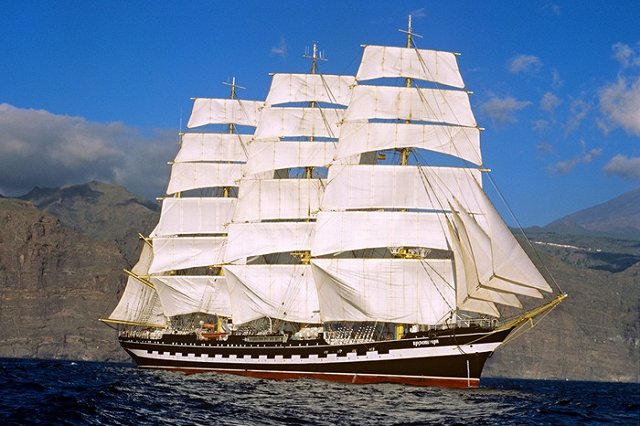 В Калининград вернулся легендарный парусник «Крузенштерн» с курсантами на борту