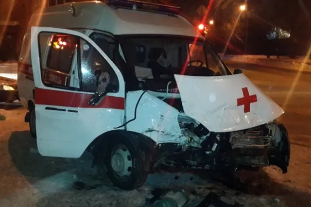 Toyota Land Cruiser не пропустил «скорую помощь» в Екатеринбурге