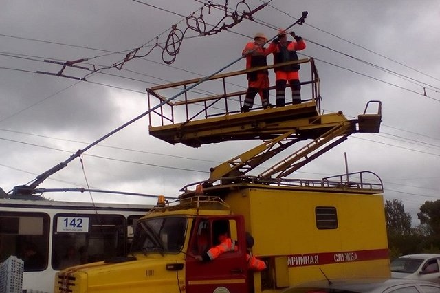 Из-за отпавших «рогов» на Щербаковском мосту встало движение троллейбусов
