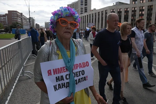 Участник митинга в Москве арестован за бросок мусорного бака в полицейского