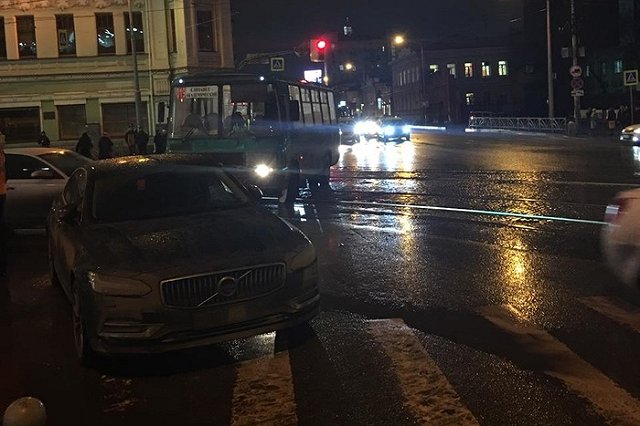 В «Гортрансе» объяснили, почему автобус после ДТП час не освобождал перекресток