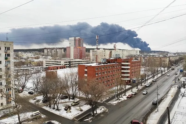 На месте крупного пожара на Эльмаше слышны взрывы